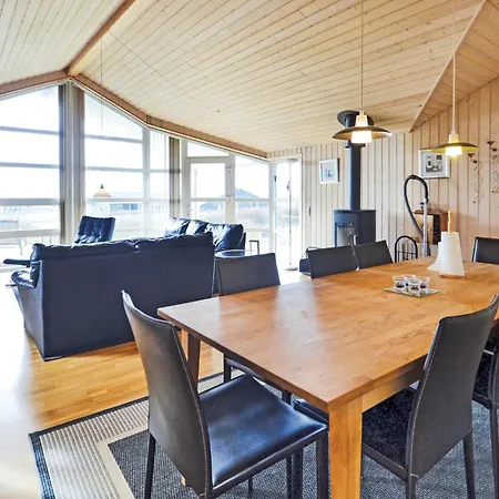 Holiday home Stunning In With Kitchen